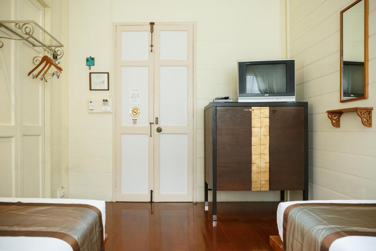 Baan Dinso Hostel Bangkok Exterior photo