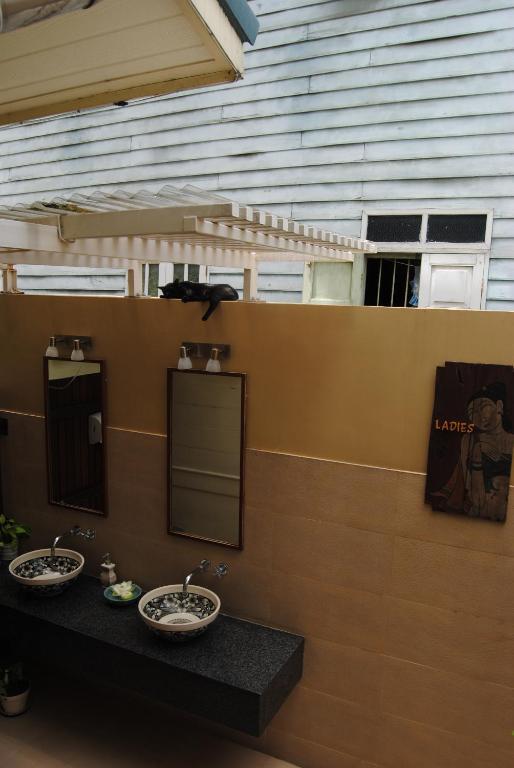 Baan Dinso Hostel Bangkok Exterior photo