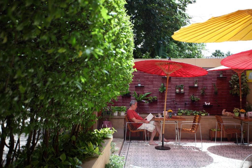 Baan Dinso Hostel Bangkok Exterior photo
